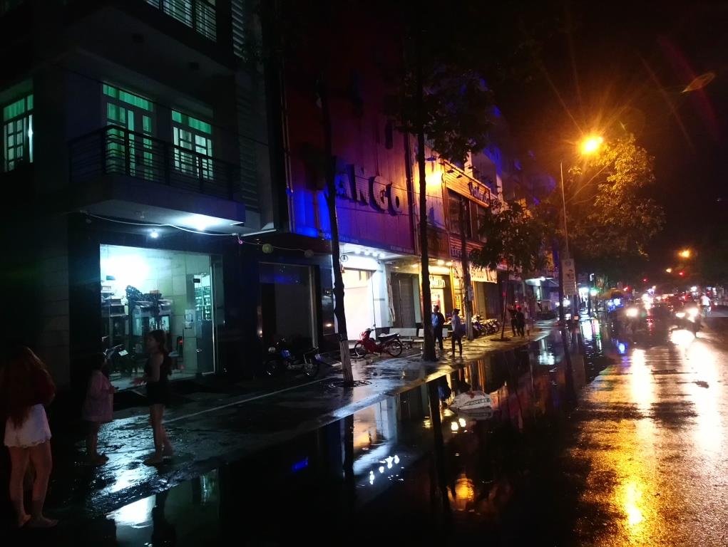 mưa bão làm cháy biển hiệu Karaoke Tan Go trên đường Hùng Vương